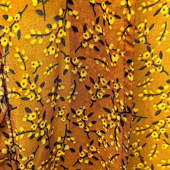 Sleeveless kimono size small. Airy and light with long length. Perfect for fall! - Picture 4 of 6